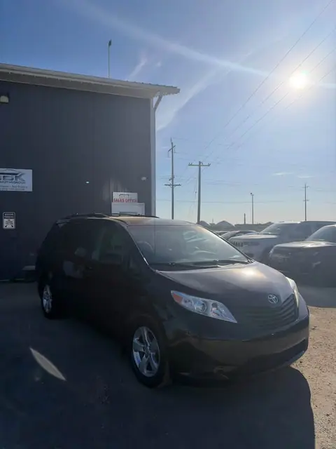 2014 Toyota Sienna, photo 2