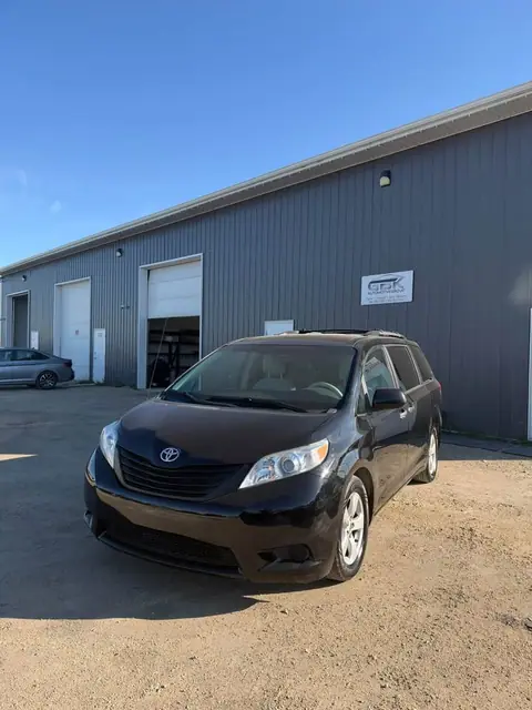 2014 Toyota Sienna, photo 3