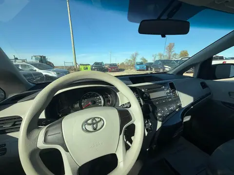 2014 Toyota Sienna, photo 10