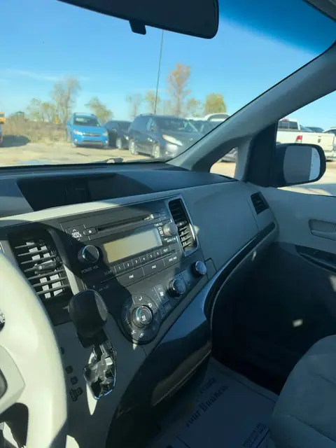 2014 Toyota Sienna, photo 12