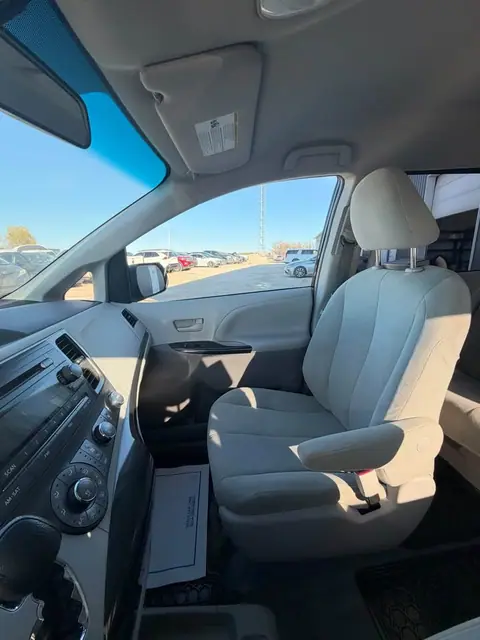 2014 Toyota Sienna, photo 13