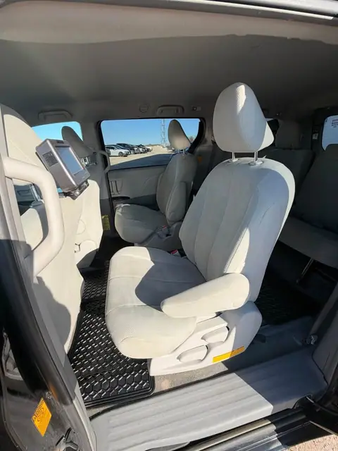 2014 Toyota Sienna, photo 14