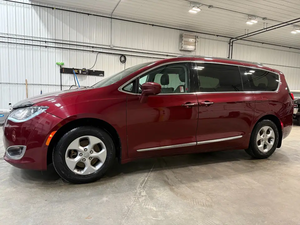 2017 Chrysler Pacifica L Touring Plus, photo 1 of 31