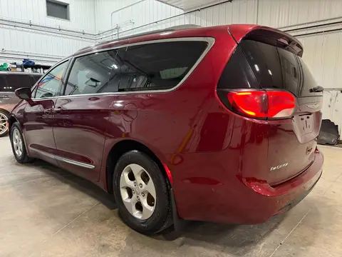 2017 Chrysler Pacifica L Touring Plus, photo 5