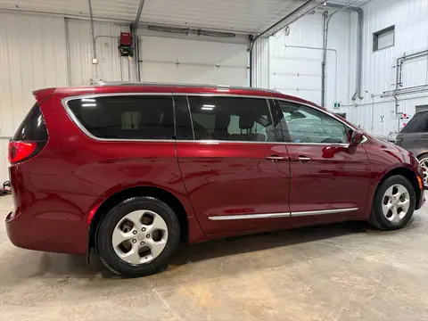 2017 Chrysler Pacifica L Touring Plus, photo 9